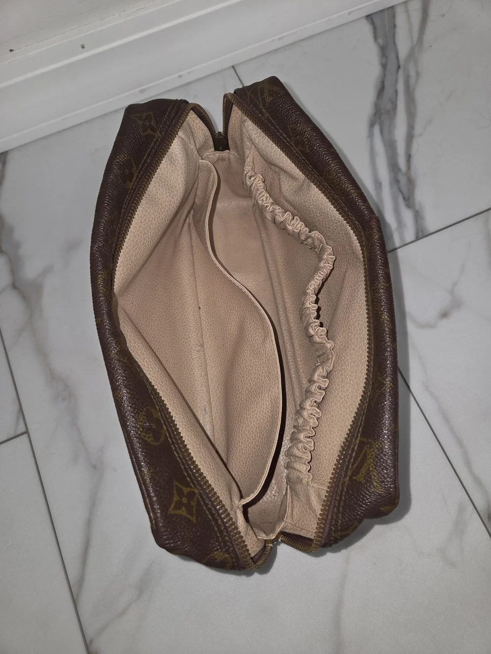 Vintage Authentic Louis Vuitton Monogram Trousse 28 Toiletry Pouch